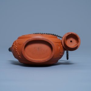 Een Chinese dubbelwandige opengewerkte Yixing steengoed theepot met zilveren montuur, Kangxi — foto 7