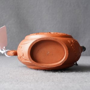 Een Chinese dubbelwandige opengewerkte Yixing steengoed theepot met zilveren montuur, Kangxi — foto 13