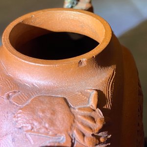 Een Chinese dubbelwandige opengewerkte Yixing steengoed theepot met zilveren montuur, Kangxi — foto 17