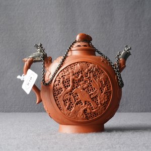 Een Chinese dubbelwandige opengewerkte Yixing steengoed theepot met zilveren montuur, Kangxi — foto 8