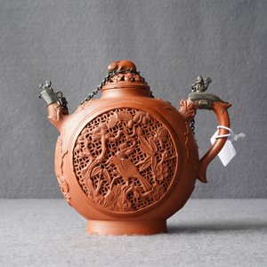 Een Chinese dubbelwandige opengewerkte Yixing steengoed theepot met zilveren montuur, Kangxi — foto 10