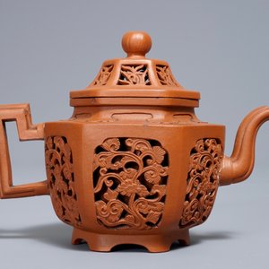 Een Chinese dubbelwandige Yixing steengoed theepot met deksel, Kangxi — foto 4