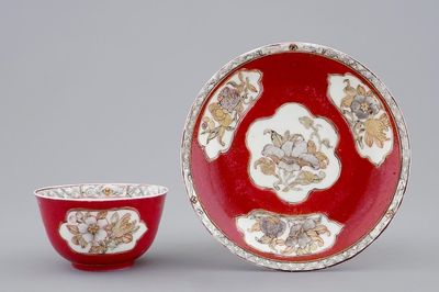 Een Chinese eierschaal kop en schotel met robijnrode fondkleur, Yongzheng, 1723-1735