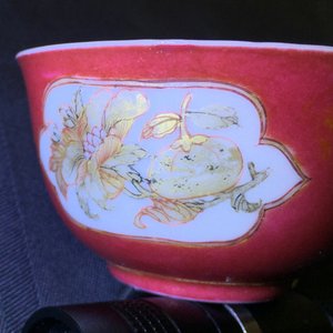 Een Chinese eierschaal kop en schotel met robijnrode fondkleur, Yongzheng, 1723-1735 — foto 13
