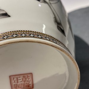 Een Chinese eierschaal porseleinen vaas met een ruiter en soldaten, Qianlong merk, Republiek — foto 14