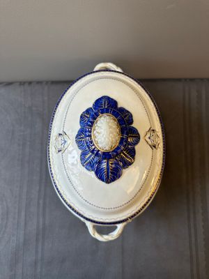 Een Chinese export blauw-geëmailleerde en vergulde dekselterrine met monogram, Qianlong — foto 5