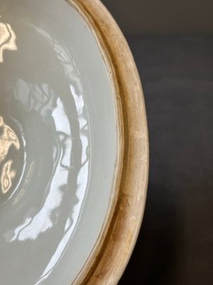 Een Chinese export blauw-geëmailleerde en vergulde dekselterrine met monogram, Qianlong — foto 8