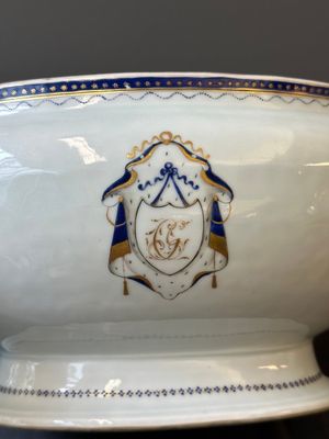 Een Chinese export blauw-geëmailleerde en vergulde dekselterrine met monogram, Qianlong — foto 10