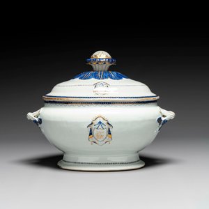 Een Chinese export blauw-geëmailleerde en vergulde dekselterrine met monogram, Qianlong — foto 3