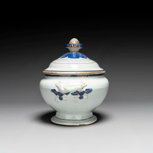 Een Chinese export blauw-geëmailleerde en vergulde dekselterrine met monogram, Qianlong — foto 4
