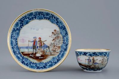 Een Chinese export porseleinen kop en schotel met een visverkoper, Qianlong, 18e eeuw
