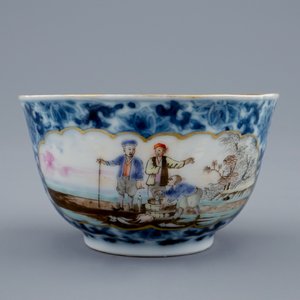 Een Chinese export porseleinen kop en schotel met een visverkoper, Qianlong, 18e eeuw — foto 5