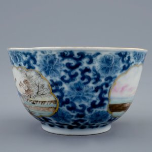 Een Chinese export porseleinen kop en schotel met een visverkoper, Qianlong, 18e eeuw — foto 8