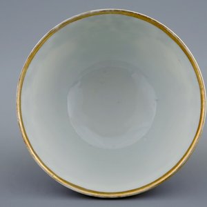 Een Chinese export porseleinen kop en schotel met een visverkoper, Qianlong, 18e eeuw — foto 9