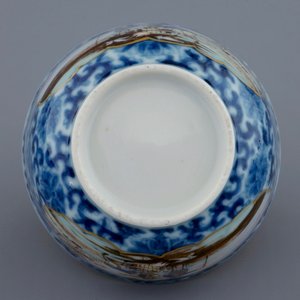 Een Chinese export porseleinen kop en schotel met een visverkoper, Qianlong, 18e eeuw — foto 10