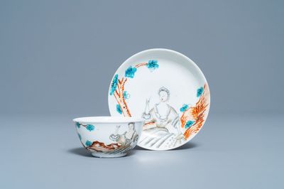 Een Chinese exportporseleinen kop en schotel met een naaister, Qianlong
