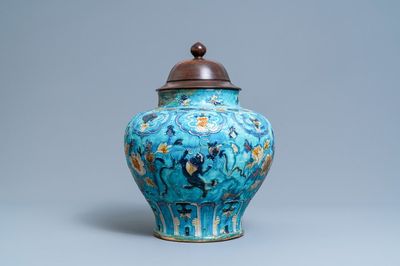 Een Chinese fahua vaas met boeddhistische leeuwen, Ming
