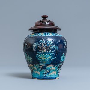 Een Chinese fahua vaas met eenden in een lotusvijver, Ming — foto 1