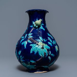 Een Chinese fahua vaas met reliëfdecor, 19e eeuw — foto 2