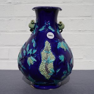 Een Chinese fahua vaas met reliëfdecor, 19e eeuw — foto 7