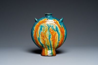 Een Chinese fahua vaas met reliëfdecor van een lotus, Ming
