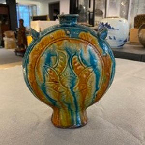 Een Chinese fahua vaas met reliëfdecor van een lotus, Ming — foto 7