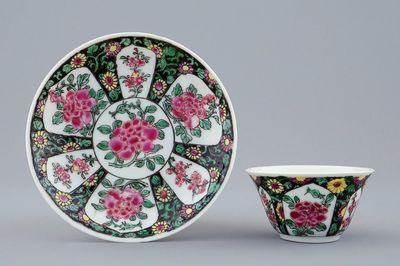 Een Chinese famille noire kop en schotel, Yongzheng, 1723-1735