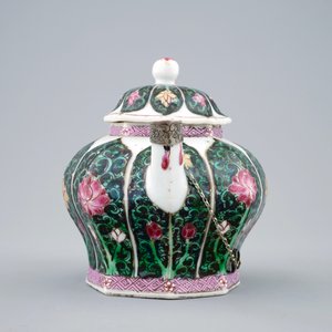 Een Chinese famille noire theepot met deksel en zilveren montuur, Yongzheng, 1723-1735 — foto 2