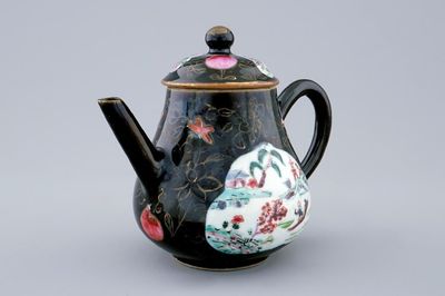 Een Chinese famille noire theepot met deksel, Yongzheng, 1723-1735