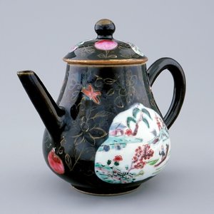 Een Chinese famille noire theepot met deksel, Yongzheng, 1723-1735 — foto 1