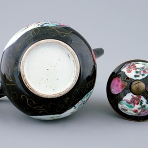 Een Chinese famille noire theepot met deksel, Yongzheng, 1723-1735 — foto 3