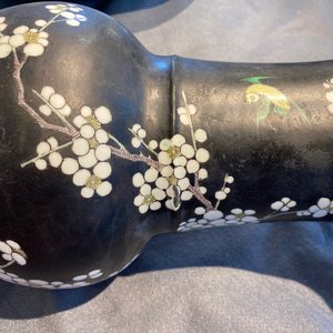 Een Chinese famille noire yenyen vaas met eksters bij prunusbloesems, Kangxi — foto 16