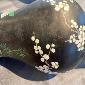 Een Chinese famille noire yenyen vaas met eksters bij prunusbloesems, Kangxi — foto 17
