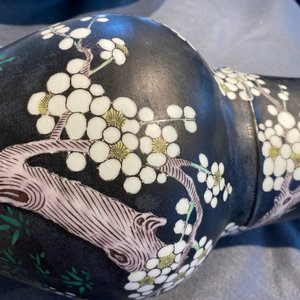 Een Chinese famille noire yenyen vaas met eksters bij prunusbloesems, Kangxi — foto 20