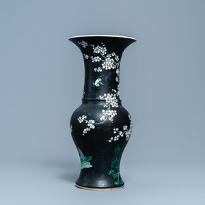 Een Chinese famille noire yenyen vaas met eksters bij prunusbloesems, Kangxi — foto 2