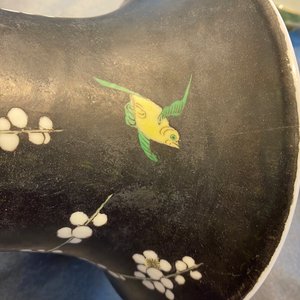 Een Chinese famille noire yenyen vaas met eksters bij prunusbloesems, Kangxi — foto 8