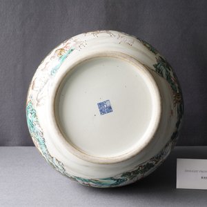 Een Chinese famille rose '100 herten' vaas, Qianlong merk, 20e eeuw — foto 9