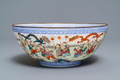 Een Chinese famille rose '100 jongens' eierschaal kom, Qianlong merk, 20e eeuw