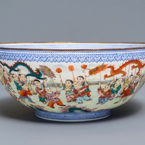 Een Chinese famille rose '100 jongens' eierschaal kom, Qianlong merk, 20e eeuw — foto 1