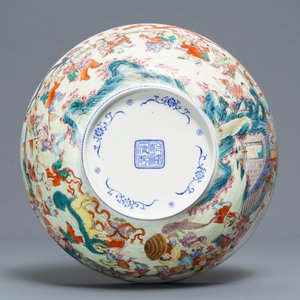 Een Chinese famille rose '100 jongens' eierschaal kom, Qianlong merk, 20e eeuw — foto 7
