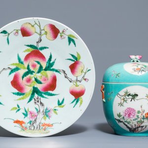 Een Chinese famille rose '9 perziken' schotel en een dekselkom met fijn decor, Qianlong merk, 19/20e eeuw — foto 1