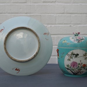 Een Chinese famille rose '9 perziken' schotel en een dekselkom met fijn decor, Qianlong merk, 19/20e eeuw — foto 11