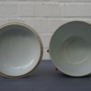 Een Chinese famille rose '9 perziken' schotel en een dekselkom met fijn decor, Qianlong merk, 19/20e eeuw — foto 13