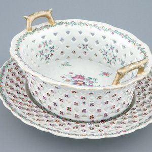 Een Chinese famille rose ajour bewerkte mand op onderschotel, Qianlong, 18e eeuw — foto 1