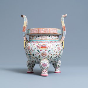 Een Chinese famille rose 'bajixiang' driepotige wierookbrander, Daoguang merk en periode — foto 1