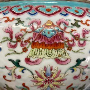 Een Chinese famille rose 'bajixiang' driepotige wierookbrander, Daoguang merk en periode — foto 15