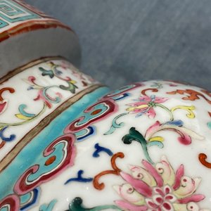 Een Chinese famille rose 'bajixiang' driepotige wierookbrander, Daoguang merk en periode — foto 28