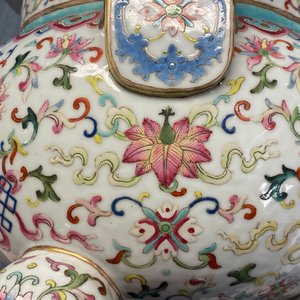 Een Chinese famille rose 'bajixiang' driepotige wierookbrander, Daoguang merk en periode — foto 38
