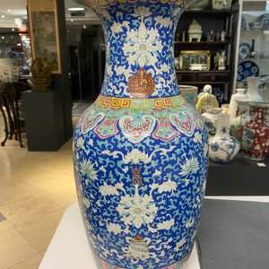 Een Chinese famille rose 'bajixiang' vaas met blauwe fondkleur, 19e eeuw — foto 9