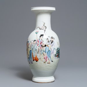Een Chinese famille rose balustervaas met onsterfelijken, Qianlong merk, 19/20e eeuw — foto 1